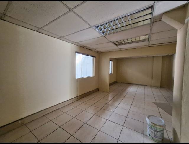 950M² FACTORY TO LET IN JET PARK